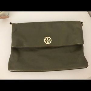 Tory Burch Clutch in olive green